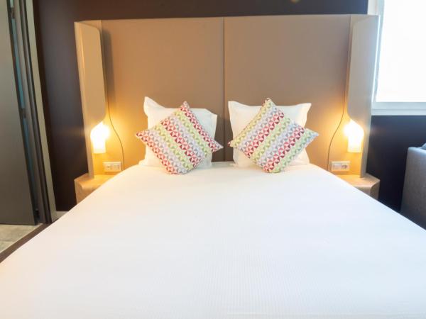 Hotel Campanile Montpellier Centre St Roch : photo 4 de la chambre chambre quadruple avec 1 lit double et 1 canapé-lit
