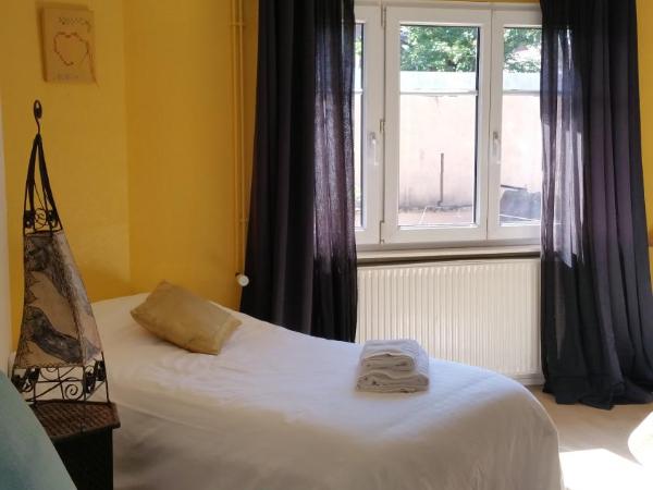 Chambres touristiques La Cour Des Hôtes : photo 2 de la chambre chambre triple avec baignoire