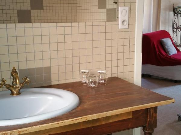 Chambres touristiques La Cour Des Hôtes : photo 8 de la chambre chambre double avec baignoire spa