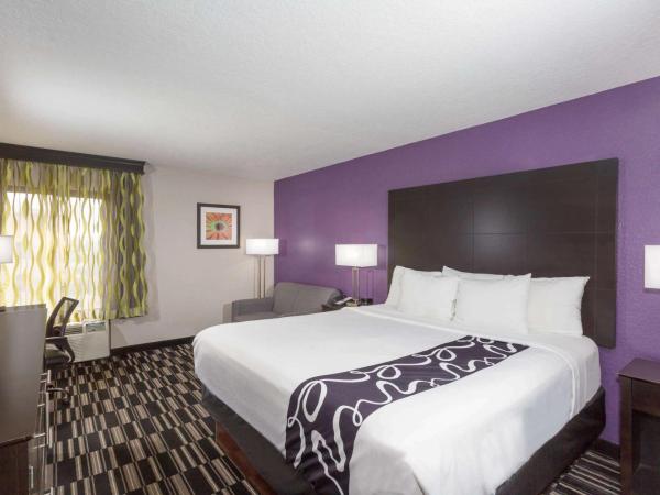La Quinta by Wyndham Orlando Universal area : photo 7 de la chambre chambre lit king-size exécutive avec canapé-lit