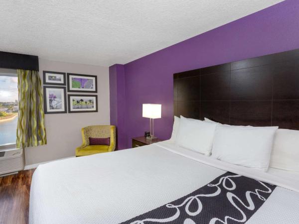 La Quinta by Wyndham Orlando Universal area : photo 8 de la chambre chambre lit king-size exécutive avec canapé-lit