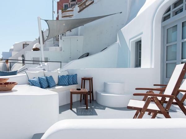 Oia Spirit Boutique Residences : photo 9 de la chambre suite avec petite piscine extérieure et terrasse - vue sur dômes bleus