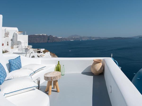 Oia Spirit Boutique Residences : photo 1 de la chambre suite avec terrasse - vue sur dômes bleus