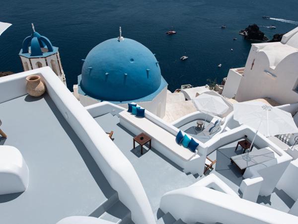 Oia Spirit Boutique Residences : photo 3 de la chambre suite avec balcon - vue sur dômes bleus