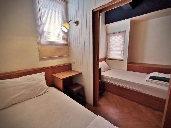Suneta Hostel Chiangmai : photo 3 de la chambre chambre lits jumeaux avec salle de bains commune