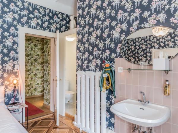 Hotel Beau Séjour Lucerne : photo 2 de la chambre chambre double avec balcon et salle de bains commune