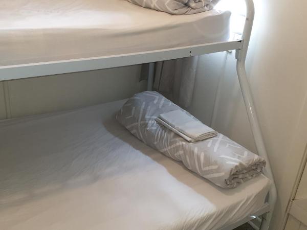 Camellia Court Family Motel : photo 7 de la chambre cabine triple Économique avec salle de bains commune