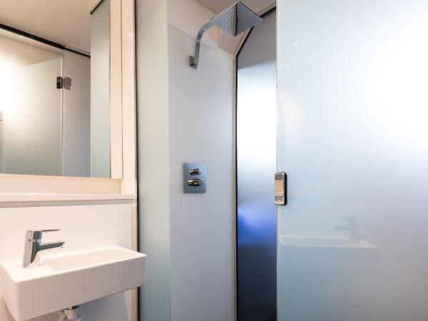 CoDE Pod - The CoURT - Edinburgh : photo 2 de la chambre chambre double avec salle de bains privative