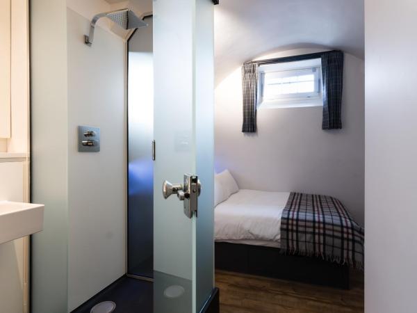 CoDE Pod - The CoURT - Edinburgh : photo 4 de la chambre chambre double avec salle de bains privative