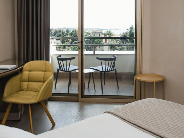 Emmantina Hotel : photo 6 de la chambre chambre double ou lits jumeaux supérieure avec vue latérale sur la mer