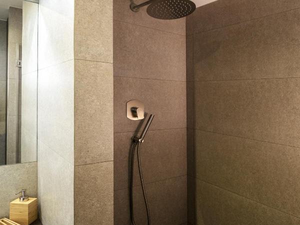 Gallery House : photo 10 de la chambre suite avec salle de bains privative