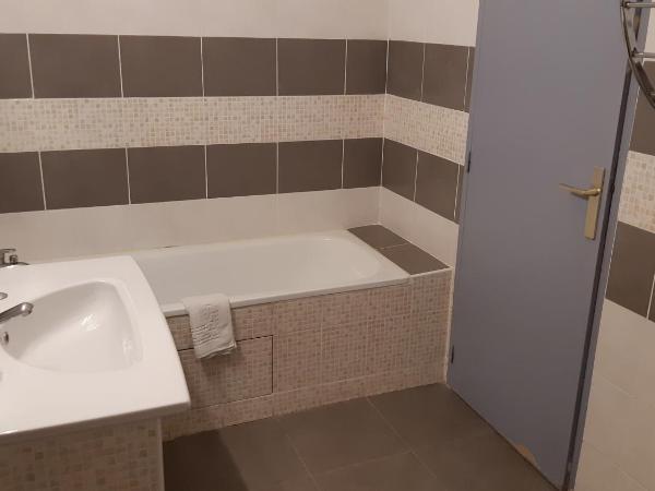 Hôtel Des Arts, Artisanal et Indépendant : photo 2 de la chambre chambre familiale avec baignoire