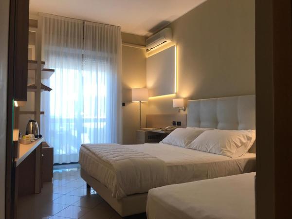 Hotel Ostuni : photo 5 de la chambre chambre triple supérieure - vue sur mer