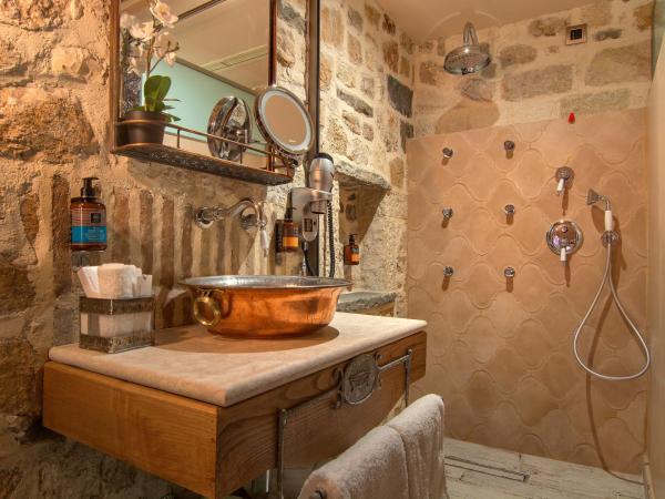 KAMARES Historic Boutique Hotel & Spa : photo 5 de la chambre chambre lit king-size deluxe