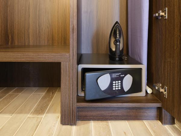 OUTRIGGER Waikiki Beachcomber Hotel : photo 10 de la chambre hébergement avec 2 lits doubles - accessible aux personnes à mobilité réduite - vue sur waikiki