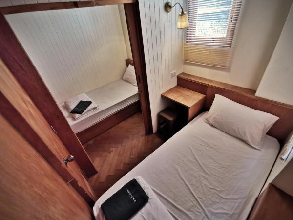 Suneta Hostel Chiangmai : photo 1 de la chambre chambre lits jumeaux avec salle de bains commune