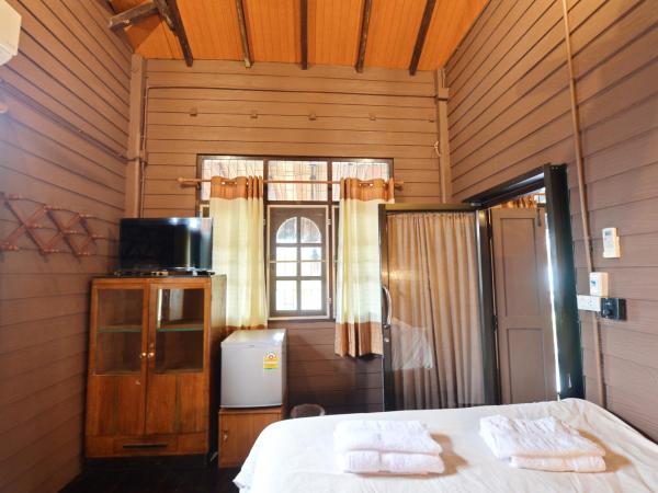 Huan Kawin Est.58 Lanna Home & Collection : photo 3 de la chambre chambre double avec salle de bains privative séparée