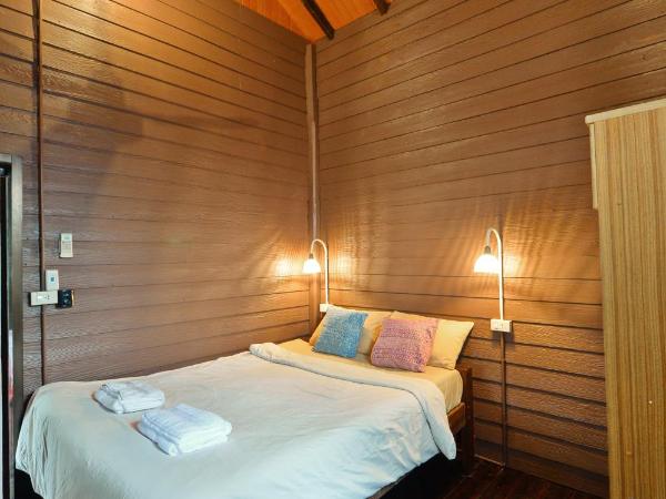 Huan Kawin Est.58 Lanna Home & Collection : photo 5 de la chambre chambre double avec salle de bains privative séparée
