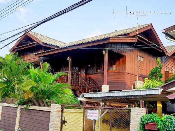 Huan Kawin Est.58 Lanna Home & Collection : photo 2 de la chambre suite familiale avec balcon (10 adultes)