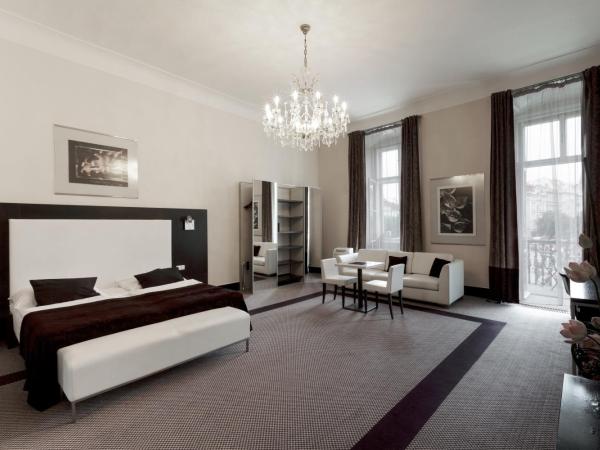 Old Town Square Residence by Emblem : photo 1 de la chambre suite exécutive avec balcon