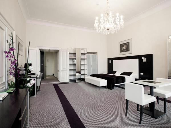 Old Town Square Residence by Emblem : photo 6 de la chambre suite exécutive avec balcon