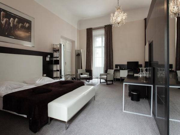 Old Town Square Residence by Emblem : photo 1 de la chambre chambre double