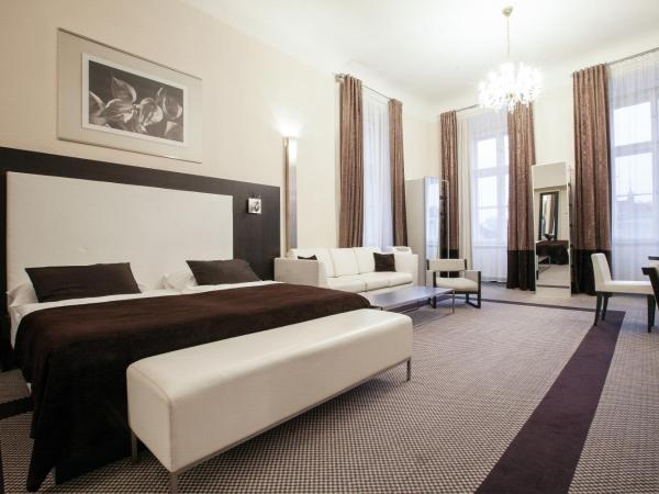 Old Town Square Residence by Emblem : photo 2 de la chambre chambre familiale