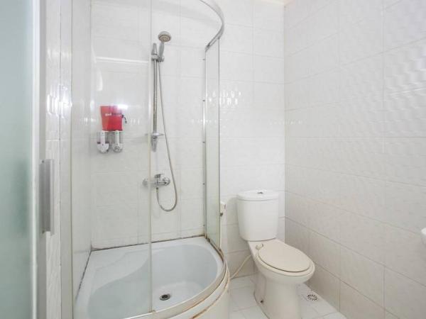 RedDoorz near Juanda International Airport : photo 4 de la chambre chambre deluxe