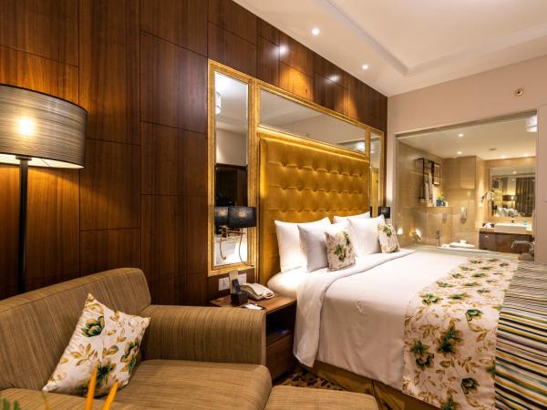 Radisson Blu Pune Hinjawadi : photo 2 de la chambre one-bedroom suite with complimentary 4 pcs for ironing per stay , 20% discount on food and soft beverage and access to business lounge