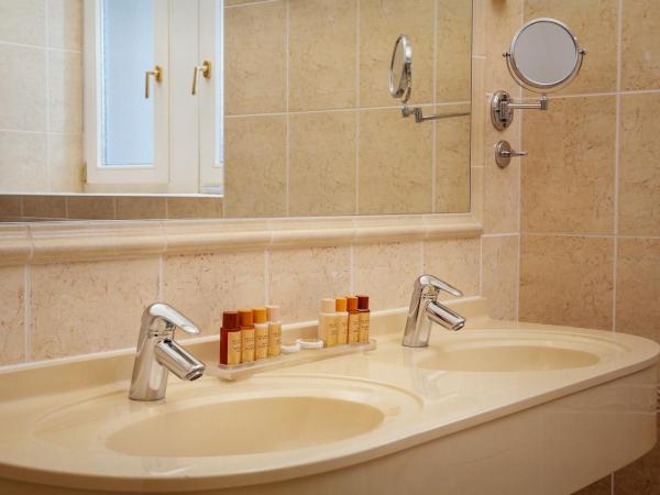 Spa Hotel Imperial : photo 3 de la chambre chambre triple supérieure avec accès au centre de bien-Être et à la salle de sport