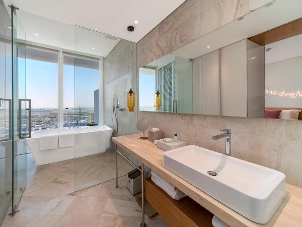 FIVE Jumeirah Village : photo 2 de la chambre chambre lit king-size supérieure avec balcon