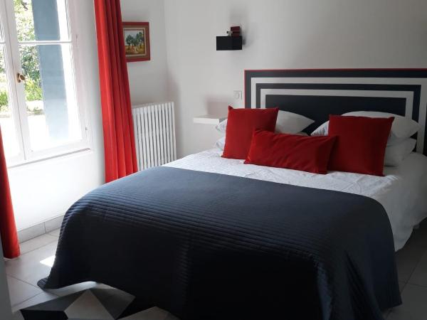 coté remparts : photo 2 de la chambre chambre lit king-size - vue sur jardin