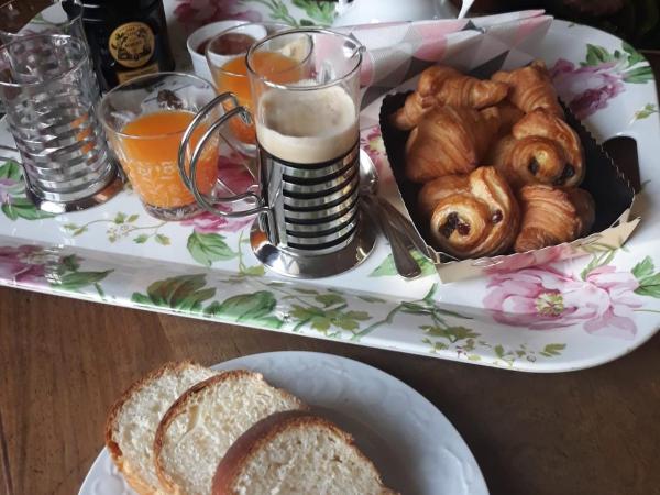 coté remparts : photo 5 de la chambre chambre lit king-size - vue sur jardin