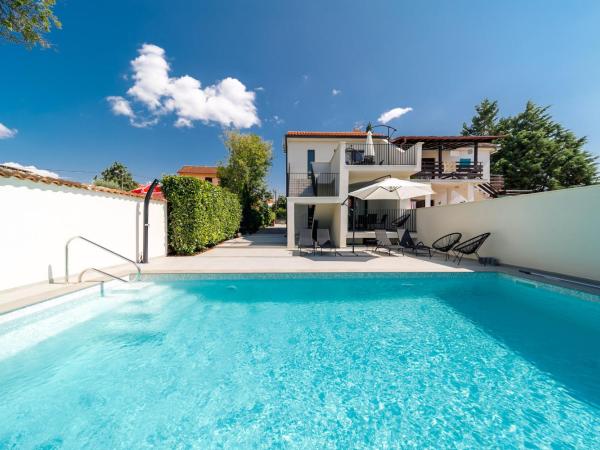 Mari House : photo 6 de la chambre appartement - vue sur piscine 