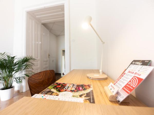 Jacob Brno : photo 5 de la chambre chambre double avec salle de bains privative - vue sur place