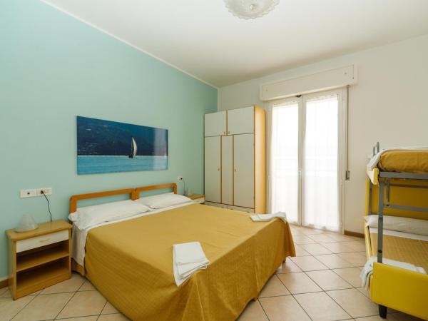 Albergo Roma Spiaggia : photo 3 de la chambre chambre familiale avec balcon