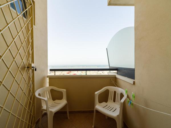 Albergo Roma Spiaggia : photo 5 de la chambre chambre familiale - vue sur mer