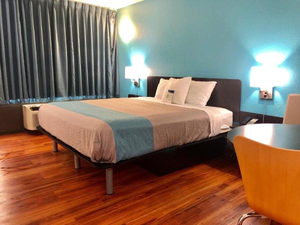 Motel 6-Nashville, TN - Airport : photo 6 de la chambre chambre lit king-size - accessible aux personnes à mobilité réduite - non-fumeurs