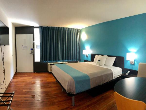 Motel 6-Nashville, TN - Airport : photo 10 de la chambre chambre lit king-size - accessible aux personnes à mobilité réduite - non-fumeurs