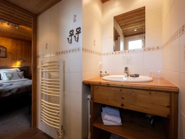 Hôtel-Chalet Les Ecureuils Restaurant, Sauna & Spa Garage : photo 10 de la chambre chambre double/lits jumeaux savoyarde