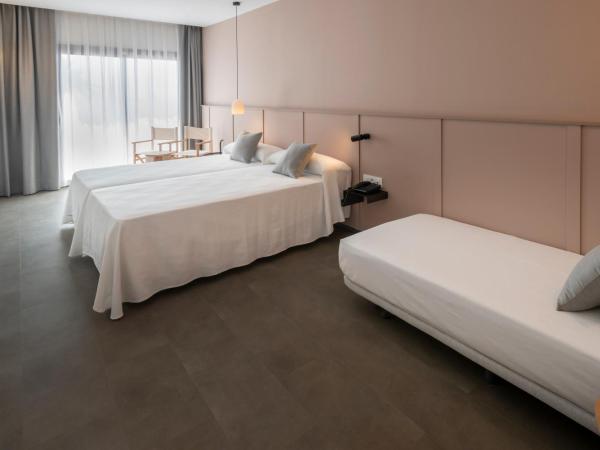 GHT Miratge - Only Adults 18 and up : photo 2 de la chambre chambre double ou lits jumeaux avec lit d'appoint - vue sur ville