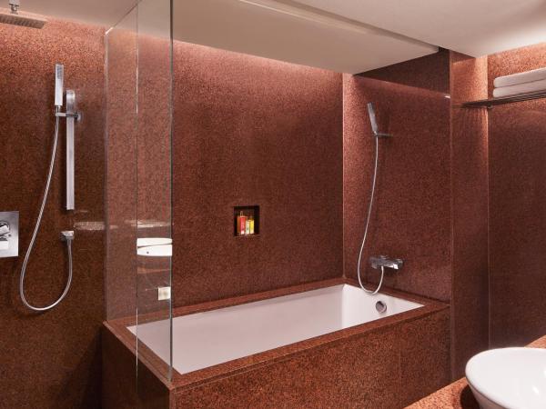 President - IHCL SeleQtions : photo 4 de la chambre suite exécutive avec lit king-size - vue partielle sur mer