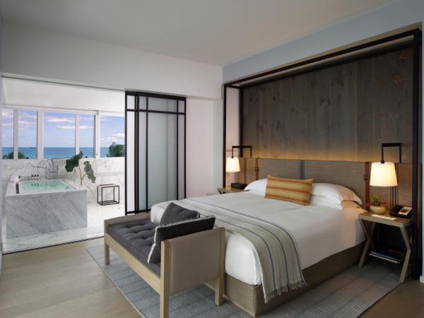 Hotel Victor South Beach : photo 1 de la chambre suite lit king-size avec balcon