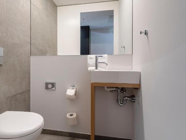 Gast - und Kulturhaus Der Teufelhof Basel : photo 5 de la chambre chambre double design set