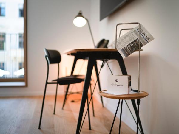 Gast - und Kulturhaus Der Teufelhof Basel : photo 2 de la chambre chambre double design set