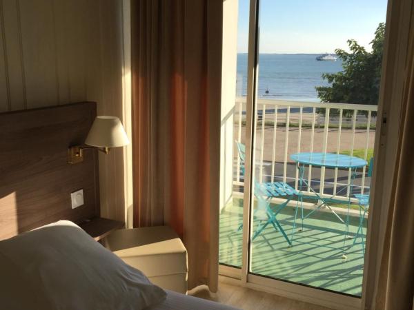 Hôtel Beau Rivage : photo 1 de la chambre petite chambre double avec balcon - vue latérale sur mer