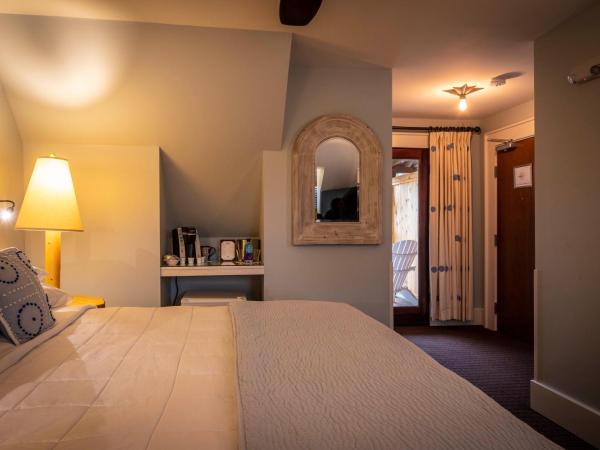 Hotel Broad Ripple : photo 9 de la chambre chambre lit king-size avec balcon