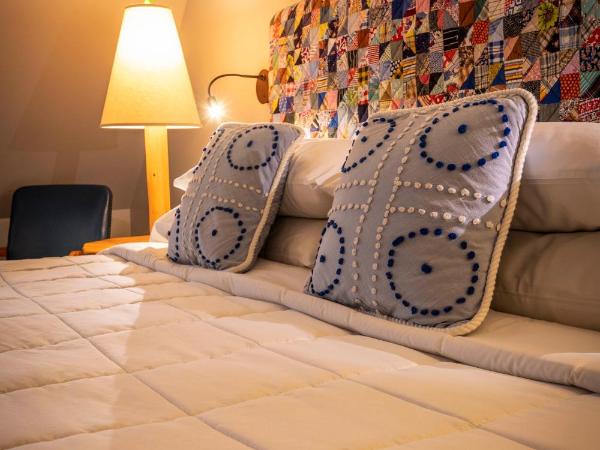 Hotel Broad Ripple : photo 4 de la chambre chambre lit king-size avec balcon