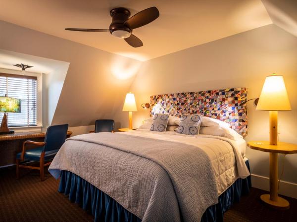 Hotel Broad Ripple : photo 1 de la chambre chambre lit king-size avec balcon