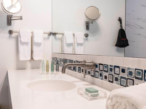 Hotel Broad Ripple : photo 10 de la chambre chambre lit king-size avec balcon